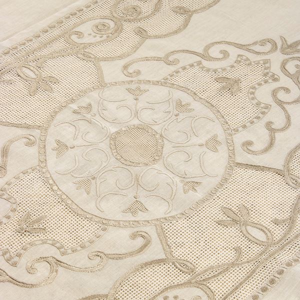 Rectangular embroidered tablecloth