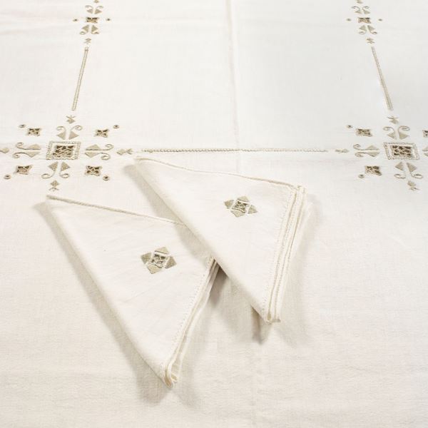 Rectangular embroidered linen tablecloth