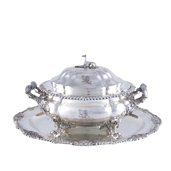 Silver soup tureen with présentoire