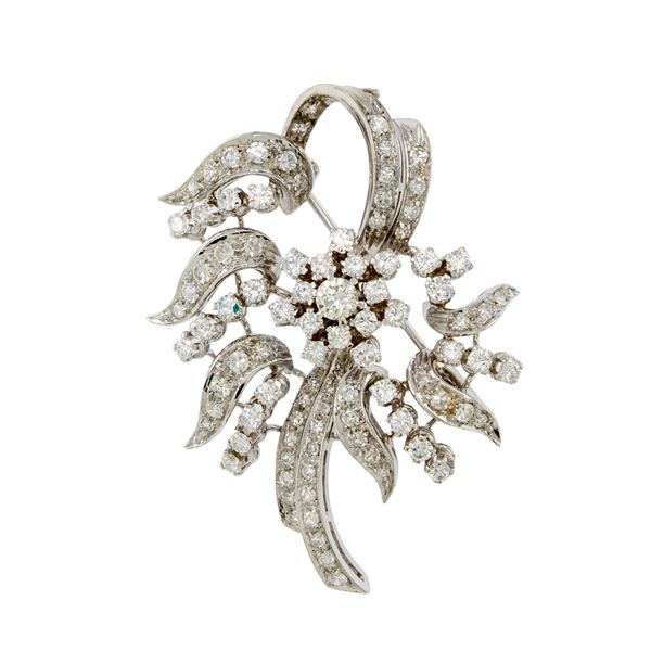 Spilla a motivo floreale in oro bianco 18kt e diamanti