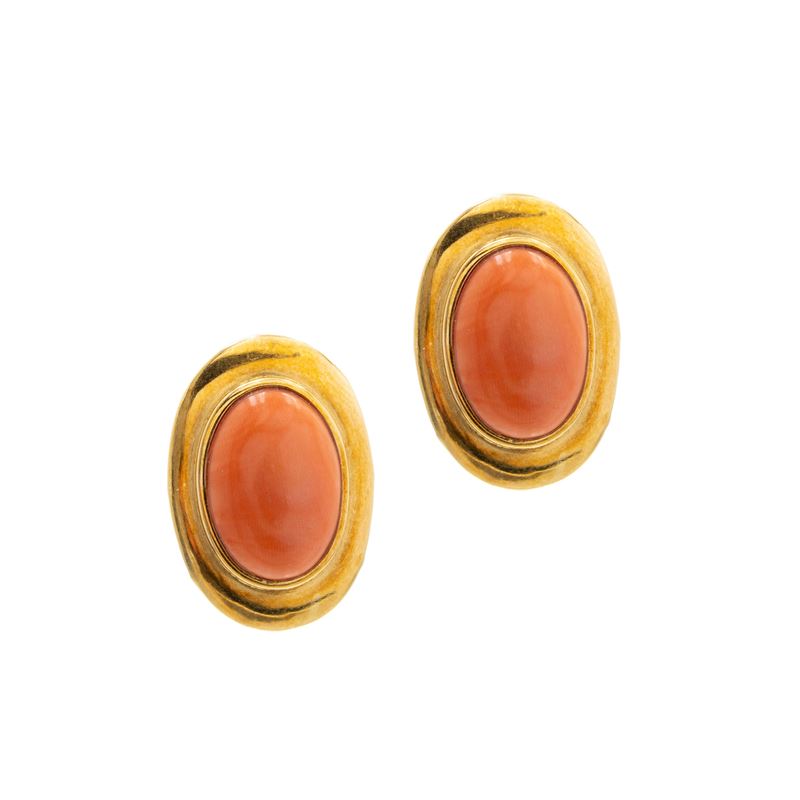 Orecchini a lobo in oro giallo 18kt con corallo cabochon