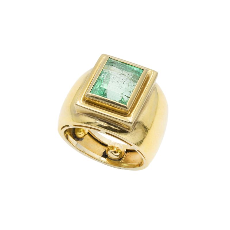 Anello in oro giallo 18kt con smeraldo naturale, peso 19 gr.