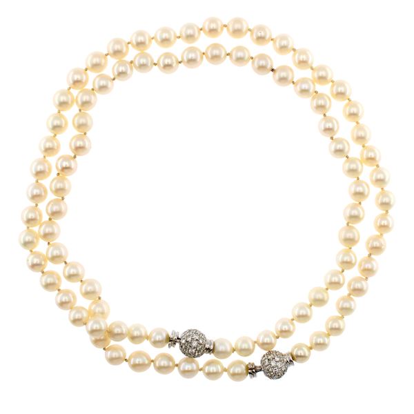 Lunga collana composta da due fili di perle coltivate