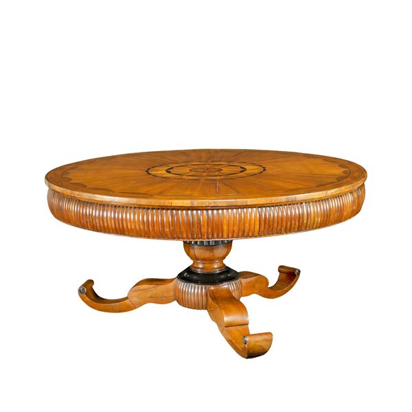 Important Italian walnut centerpiece table  (Emilia, 18th century, Charles X period)  - Auction Old Master and 19th century Paintings Furniture and Sculptures - Colasanti Casa d'Aste