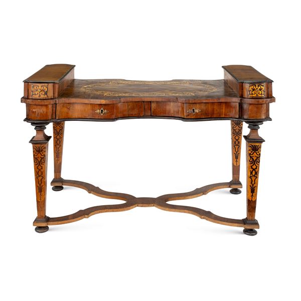 Walnut bureau desk  (Rome, 18th century)  - Auction Old Master and 19th century Paintings Furniture and Sculptures - Colasanti Casa d'Aste