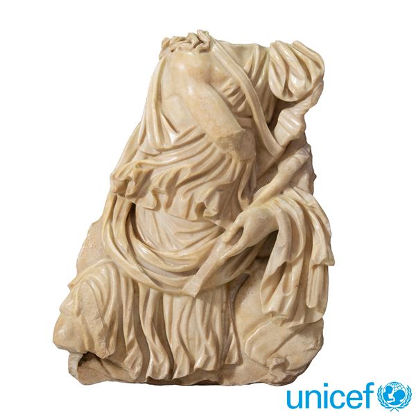 Frammento in marmo isolano greco  (Italia, XIX-XX Sec.)  - Asta Dipinti Antichi e del XIX Secolo Arredi e Sculture - Colasanti Casa d'Aste