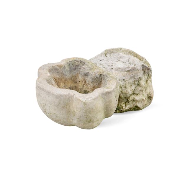 Acquasantiera in marmo bianco
