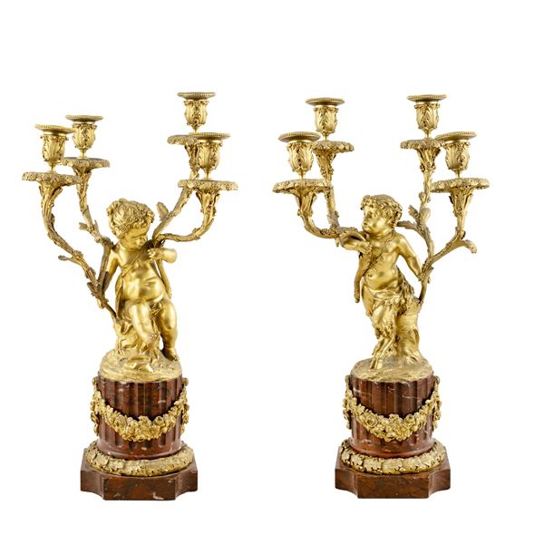 Coppia di candelabri a quattro fiamme in bronzo dorato e marmo