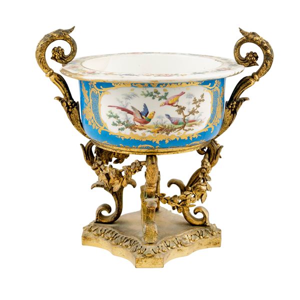 Gilded bronze and polychrome porcelain centerpiece stand