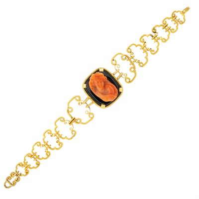 Antico Bracciale in Oro Basso e Corallo Scolpito