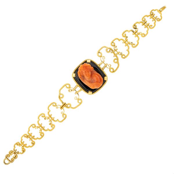 Antico bracciale in oro basso e corallo scolpito