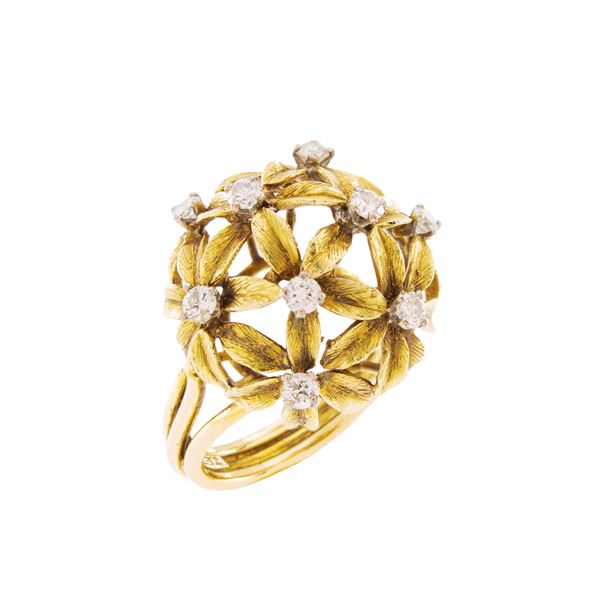 Anello a motivo floreale in oro giallo 14kt e diamanti