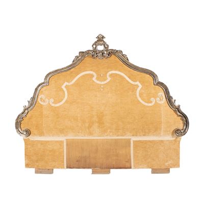 Testiera di Letto in Legno Laccato ed Intagliato