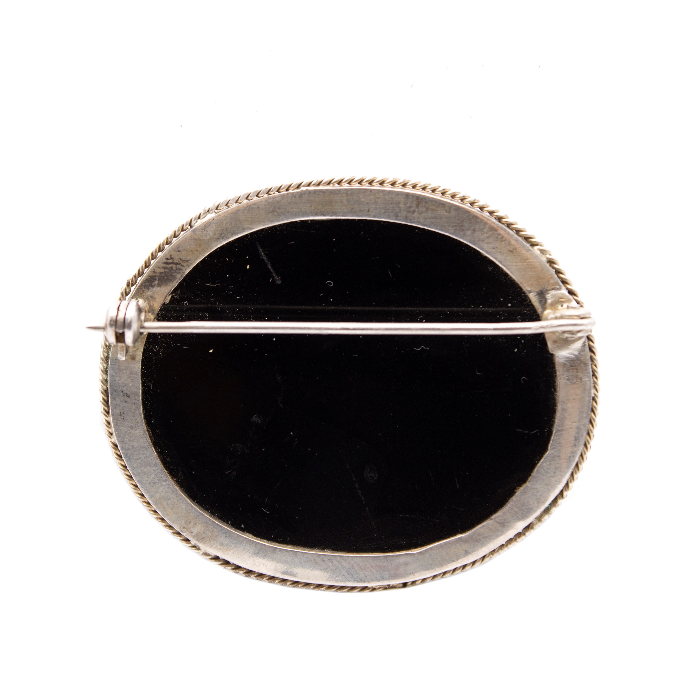 Placca Ovale in Micromosaico Montata a Spilla in Argento