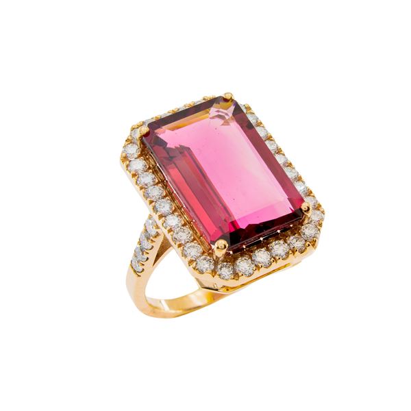 18kt rose gold ring with circa 9.60 ct pink tourmaline