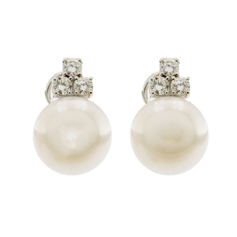 Orecchini a Lobo in Oro Bianco 18kt Perle South Sea e Diamanti