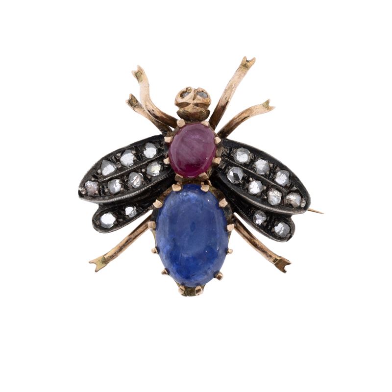 Antica spilla ape in oro basso e argento zaffiro, rubino e rose di diamante