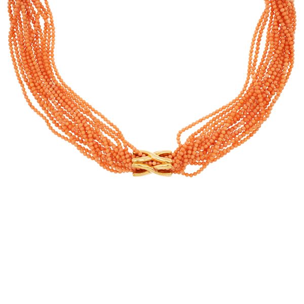 Lunga collana di corallo rosa