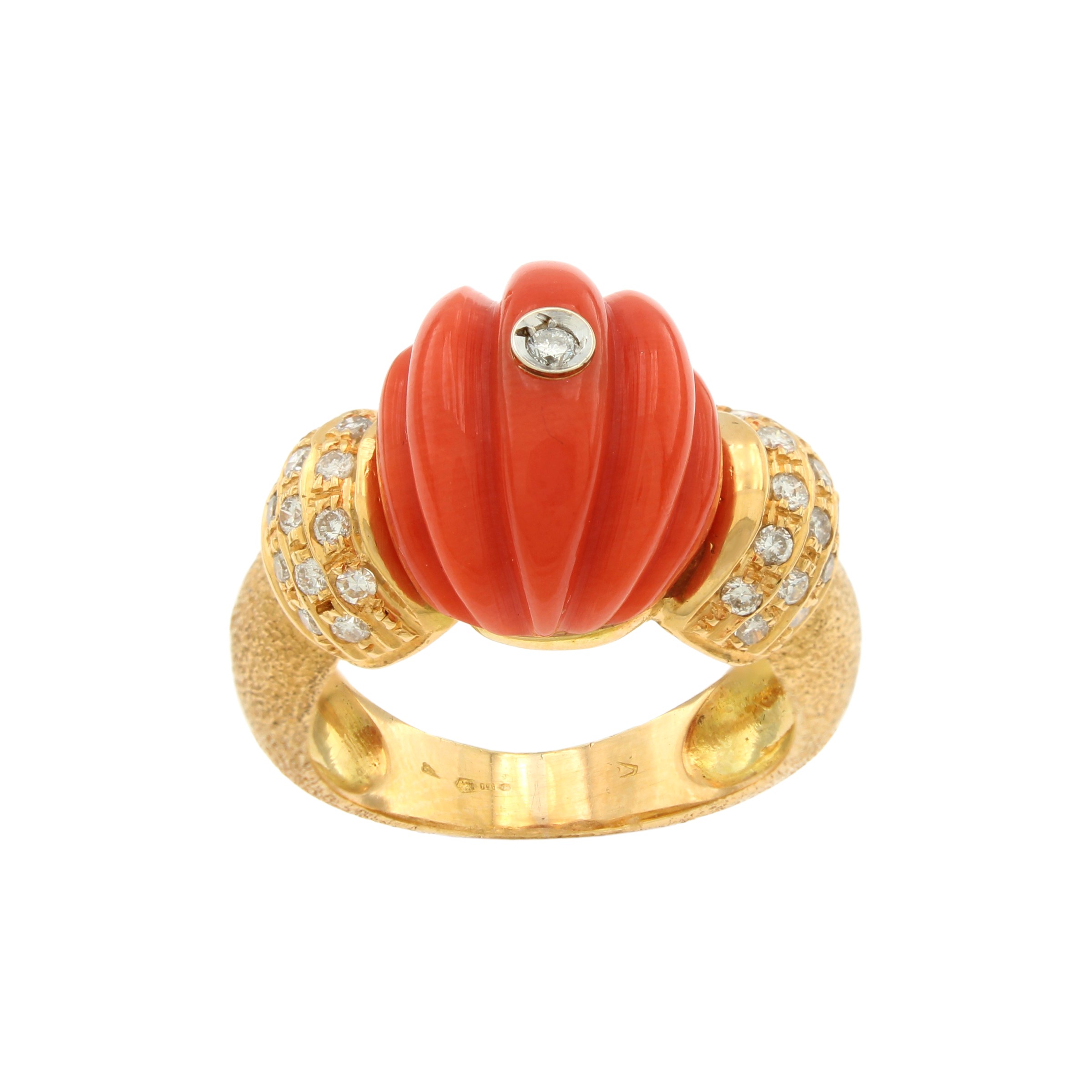 Anello in oro giallo 18kt corallo e diamanti