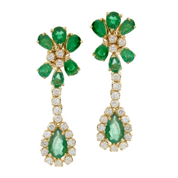 Orecchini pendenti in oro giallo 18kt smeraldi e diamanti