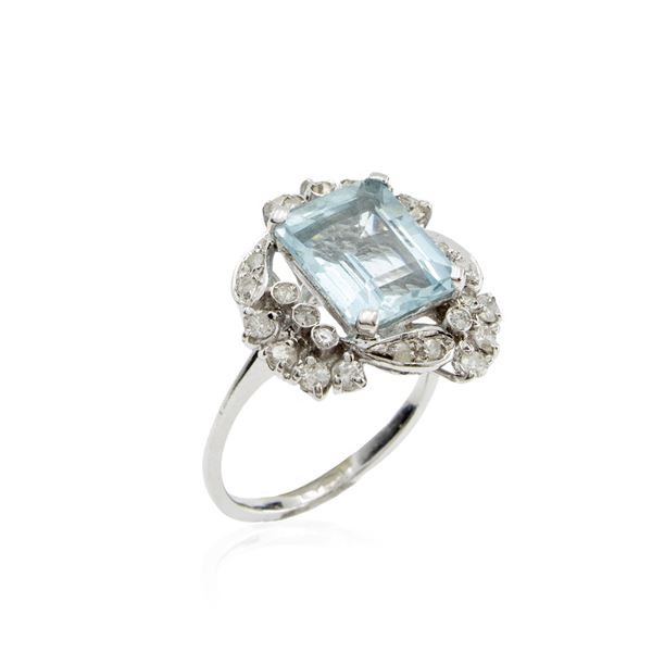 18kt white gold ring with aquamarine and diamonds