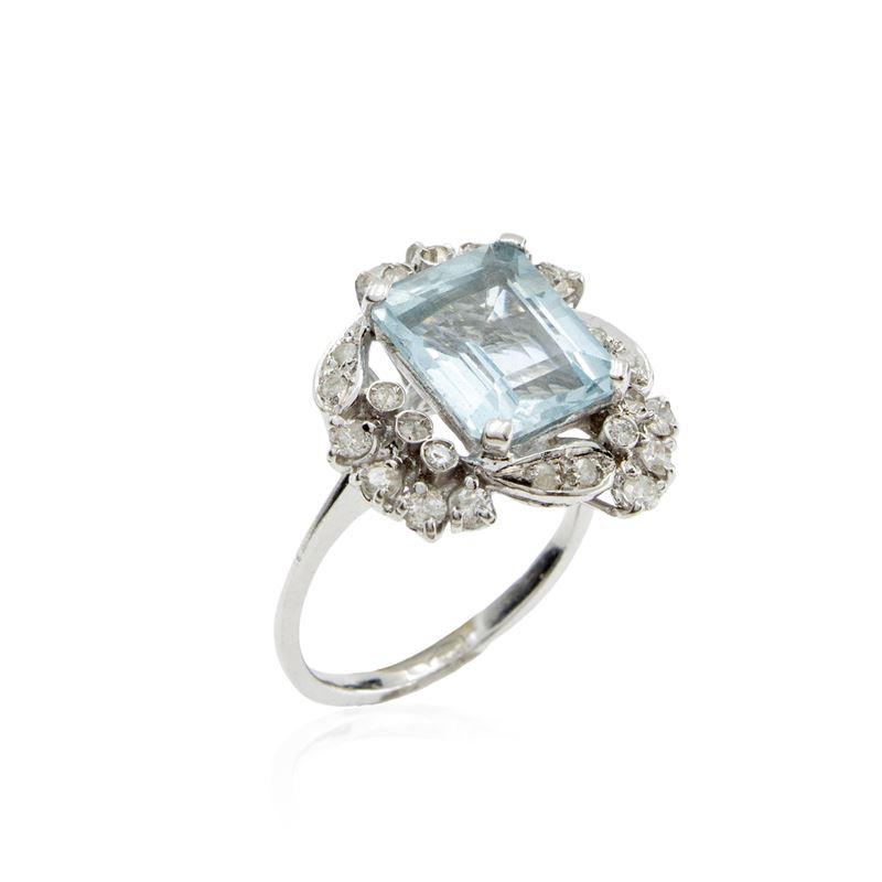 Anello in Oro Bianco 18kt con Acquamarina e Diamanti