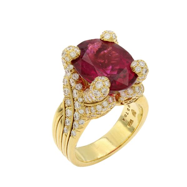 Anello in oro giallo 18kt rubellite naturale e diamanti
