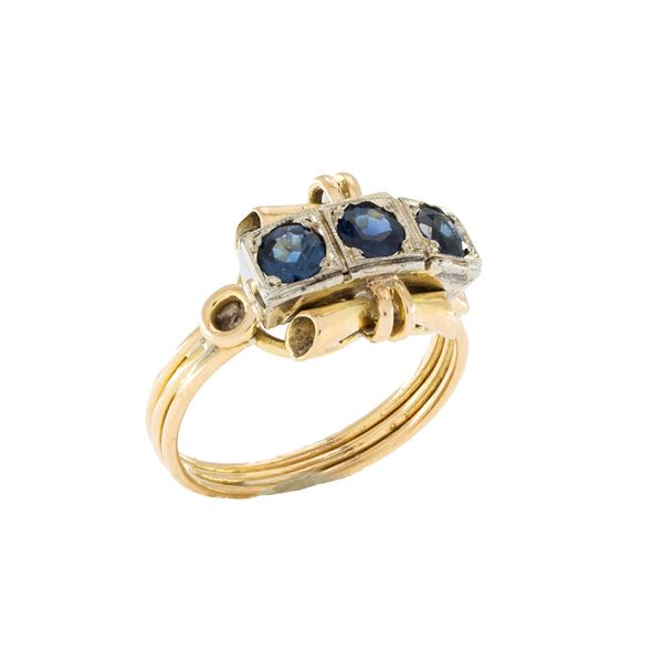 Antico anello in oro giallo 18kt e argento e zaffiri tondi