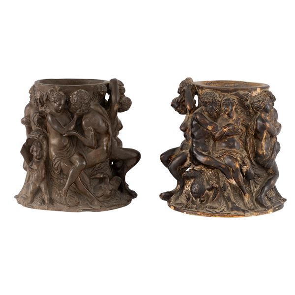 Coppia di vasetti in terracotta patinata