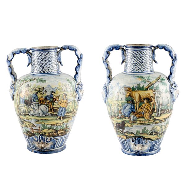 Coppia di grandi vasi biansati in maiolica policroma