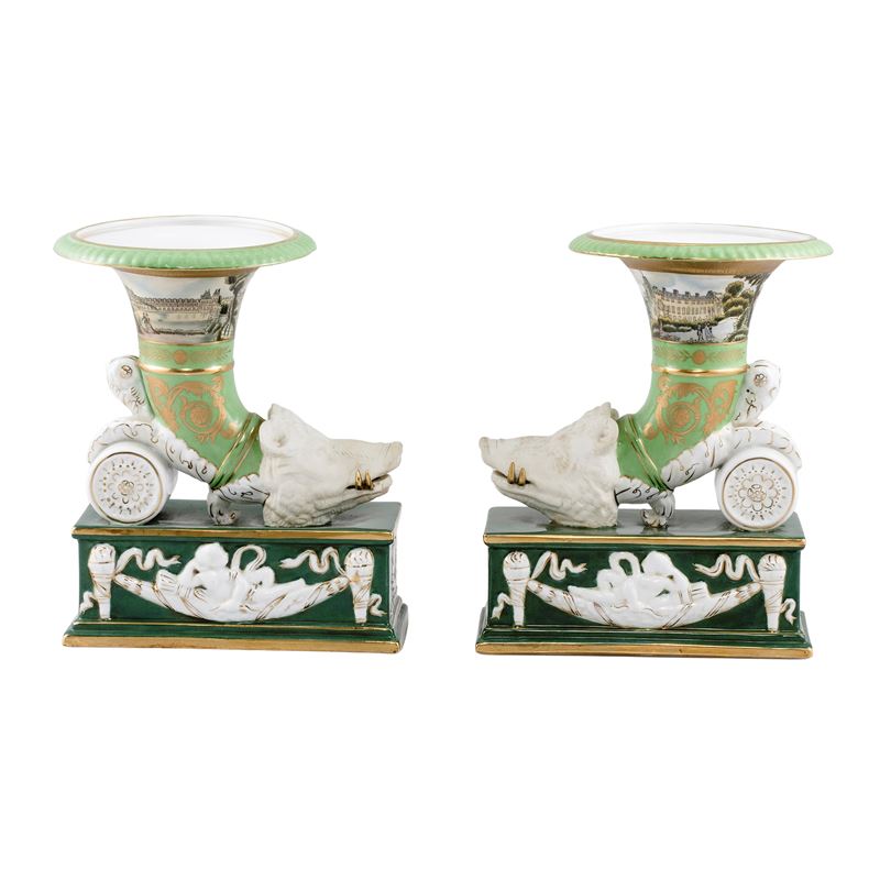 Coppia di vasi a cornucopia in porcellana policroma e parzialmente dorata