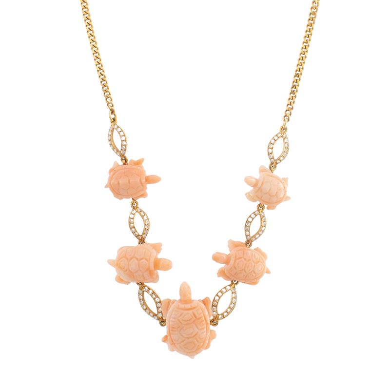 Collana in oro giallo 18kt e tartarughe in corallo rosa