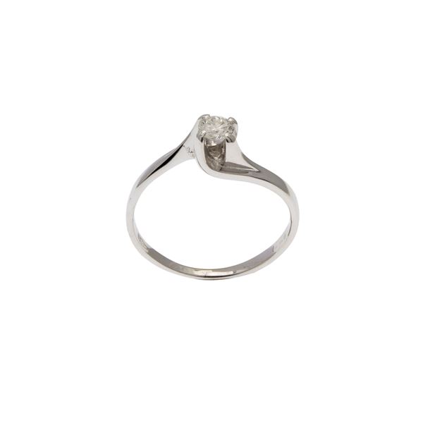 Anello solitario in oro bianco 18kt con un diamante