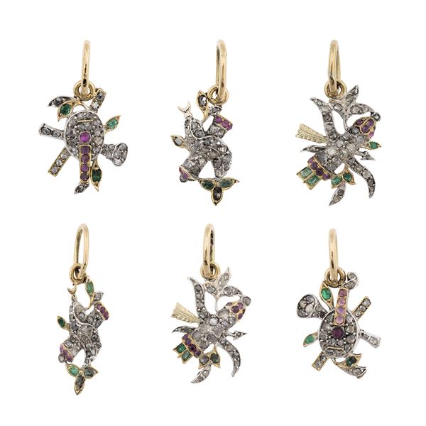 Sei antichi charms in oro e argento