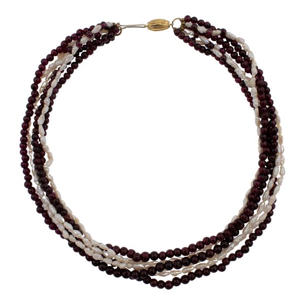Collana a torchon composta da granati e perle di fiume