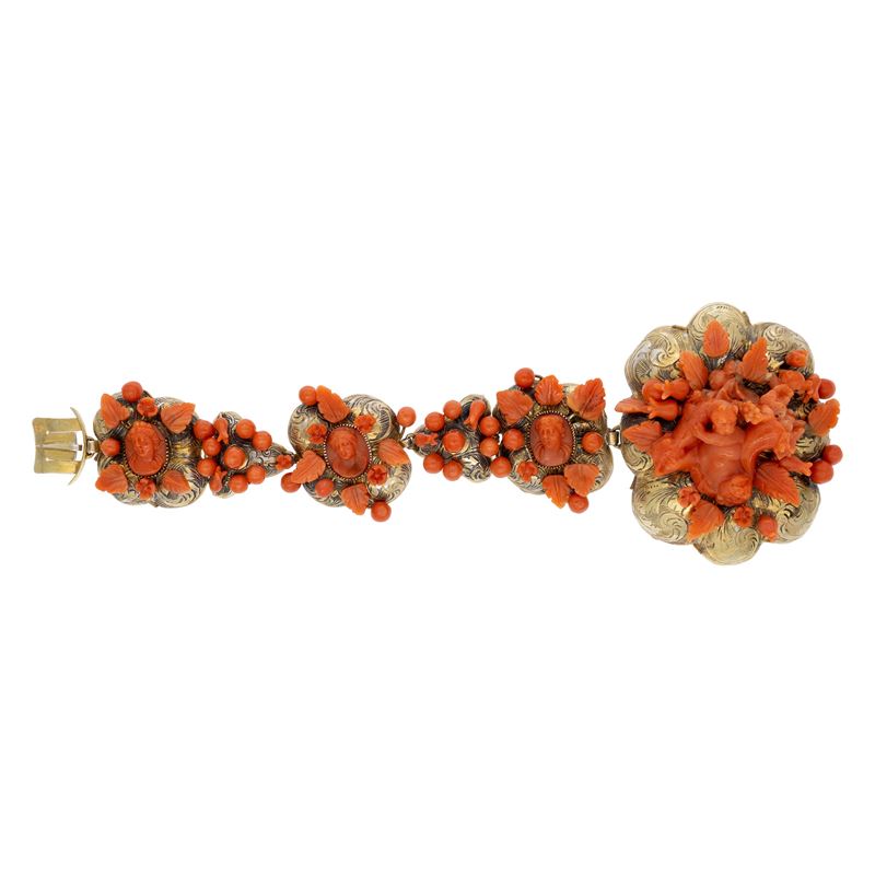 Antico bracciale in oro giallo titolo 833 e corallo scolpito