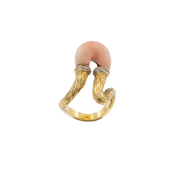 Anello in oro giallo 18kt corallo rosa e diamanti