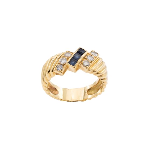 Anello in oro giallo 18kt zaffiri carré e diamanti  - Asta Gioielli Orologi Bijoux Vintage Web Only - Colasanti Casa d'Aste