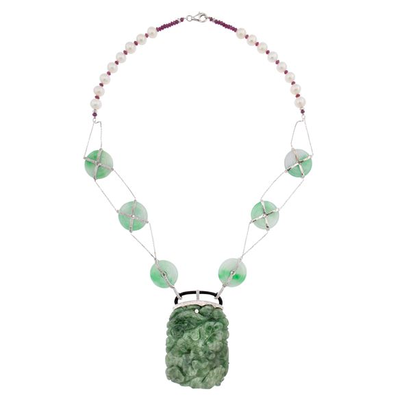Collana in oro bianco 18kt centrata da giada naturale scolpita ed incisa