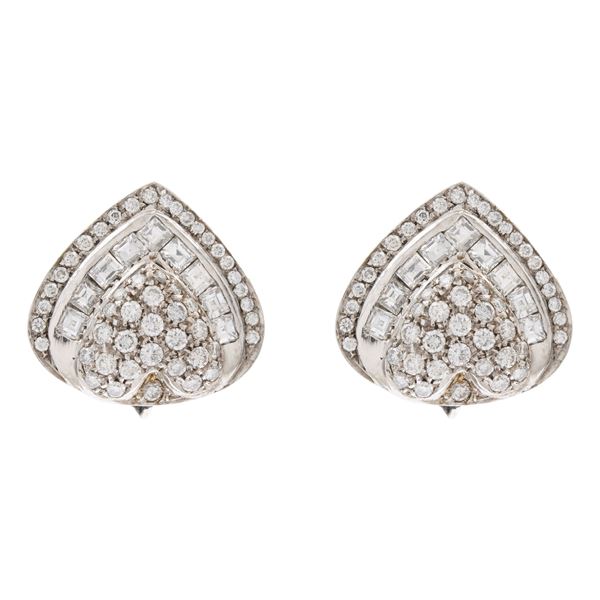 Orecchini a lobo in oro bianco 18kt e diamanti