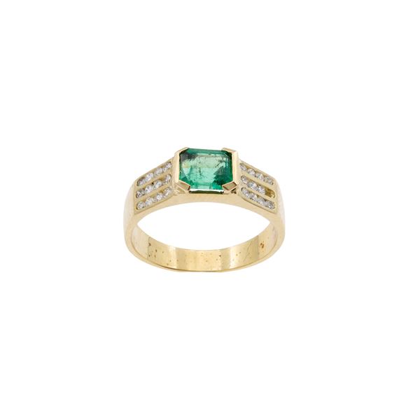 Anello in oro giallo 18kt smeraldo e diamanti