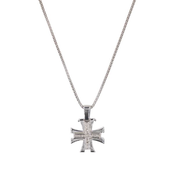 Collana con croce pendente in oro bianco 18kt e diamanti