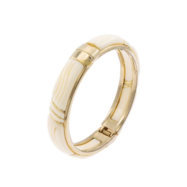 Bracciale bijou vintage a manetta in metallo dorato e resina bianca