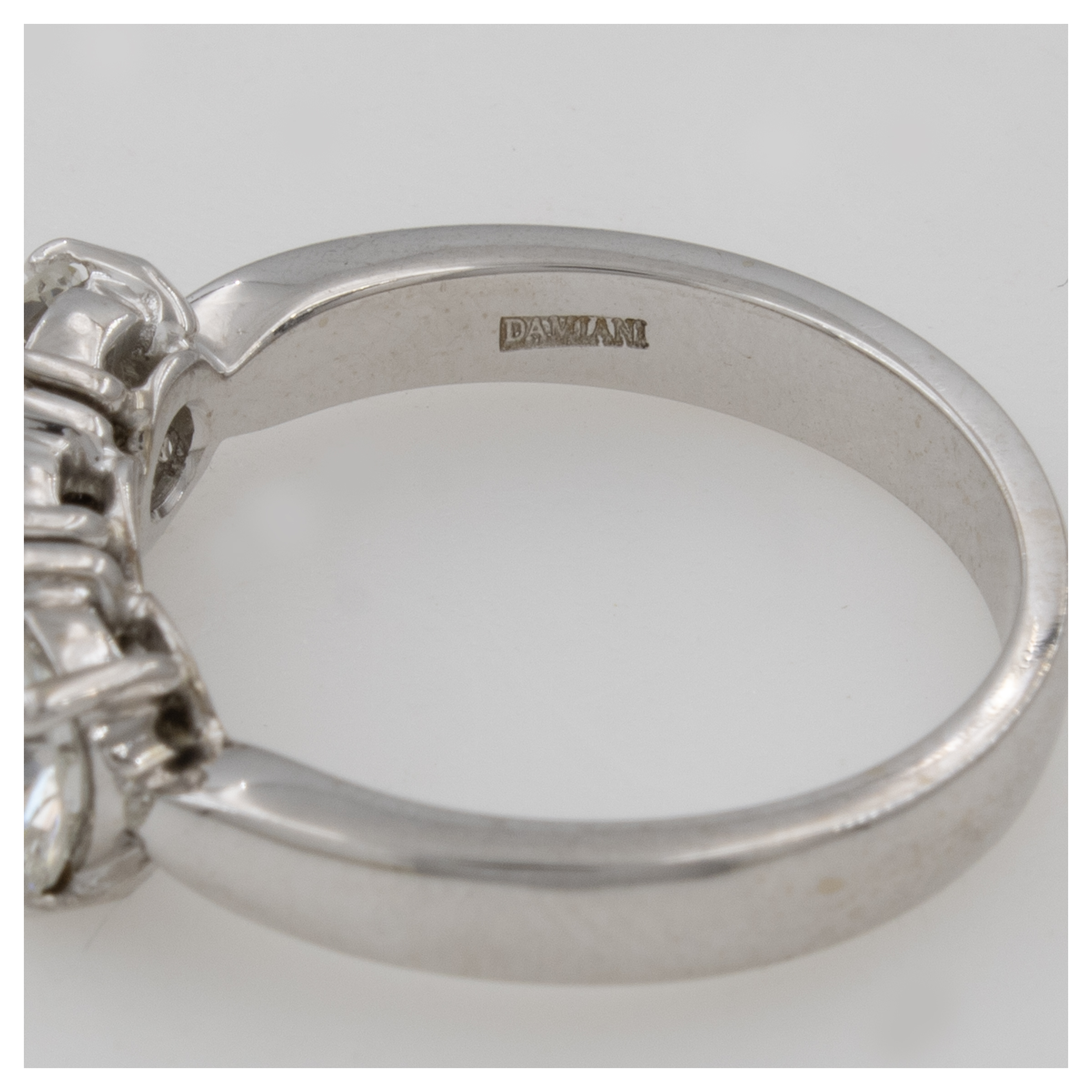 Damiani Anello Trilogy in Oro Bianco 18kt e Tre Diamanti