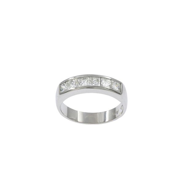 Anello mezza fede in platino e diamanti