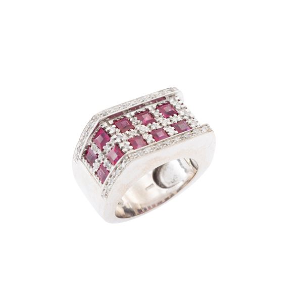 Anello a motivo geometrico in oro bianco 18kt