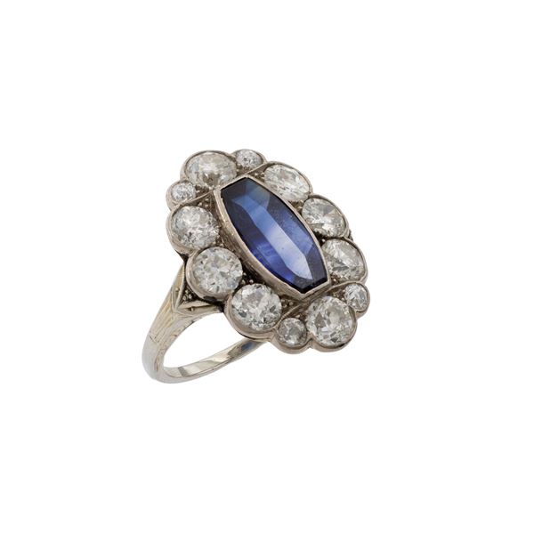 18kt white gold ring with natural sapphire and diamonds