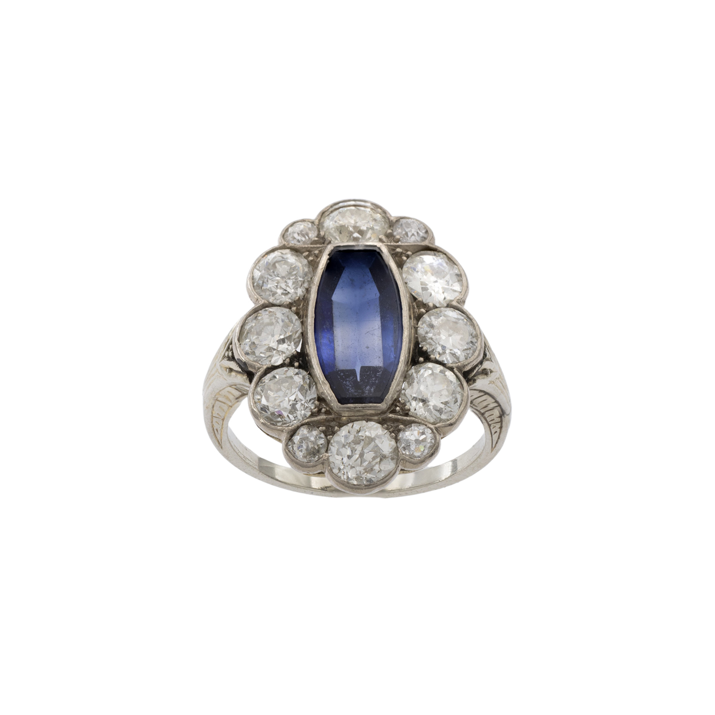 Antico anello in oro bianco 18kt zaffiro naturale e diamanti