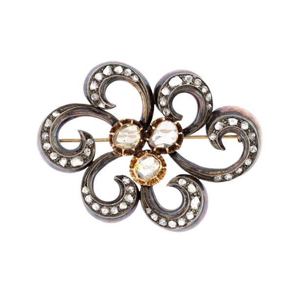 Antica spilla in oro rosa e argento con rose di diamante