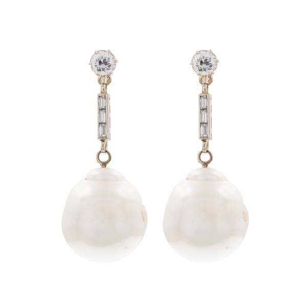 Orecchini pendenti in oro bianco 18kt perle barocche e diamanti